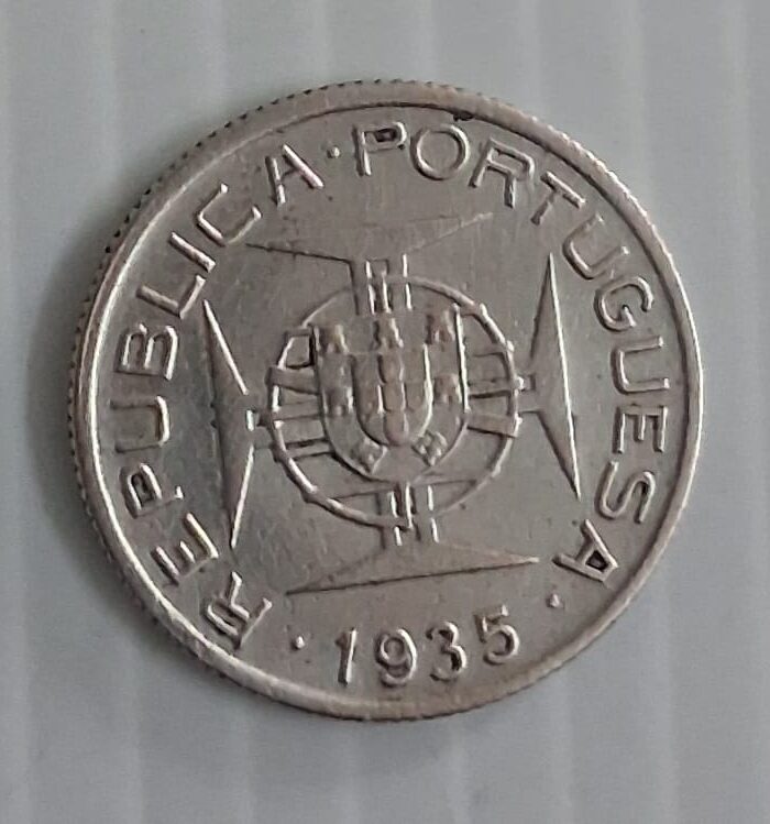Portuguese Mozambique 2.5 Escudos silver coin 1935